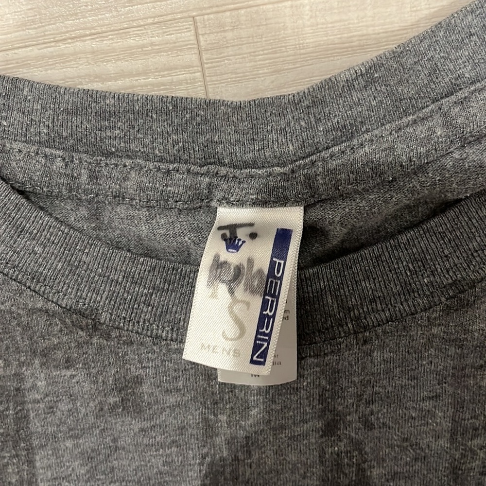 UConn Huskies T-shirt - Picture 2 of 4